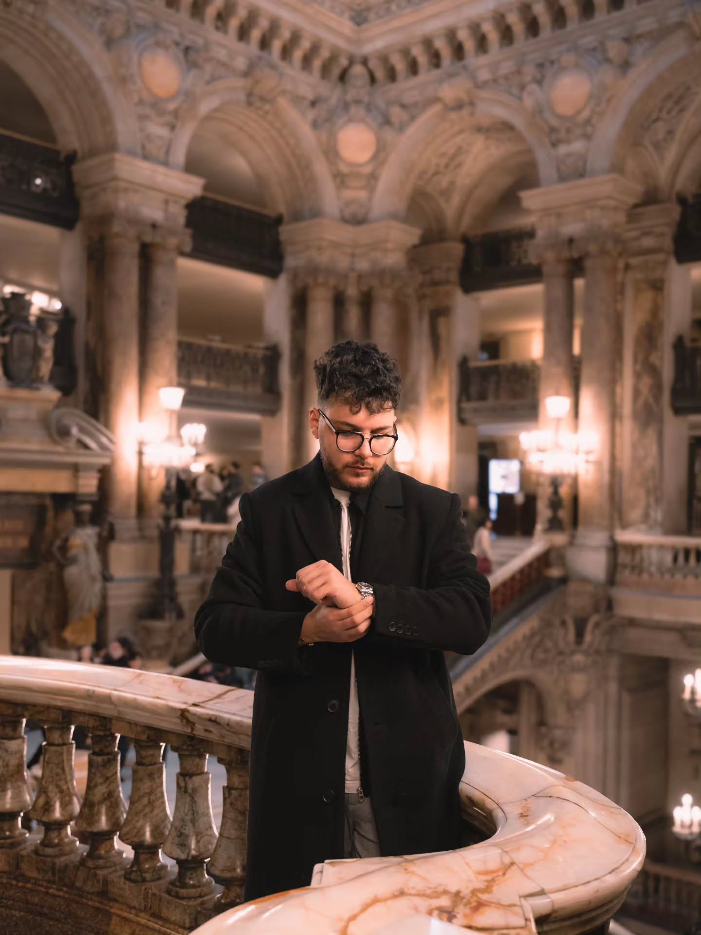 George într-un interior elegant, pregătindu-se să fotografieze un eveniment